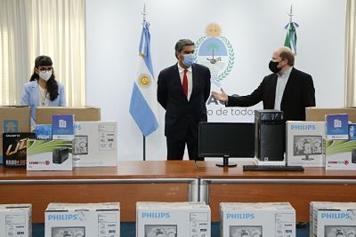 EL GOBIERNO ENTREGÓ EQUIPOS INFORMÁTICOS PARA OPTIMIZAR