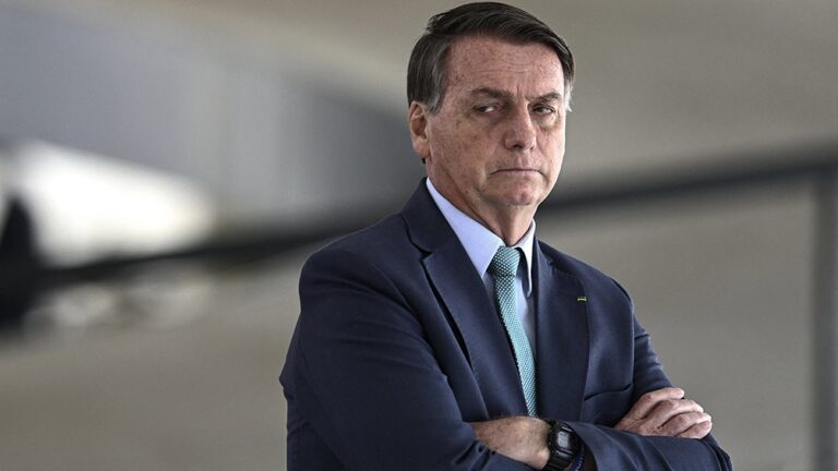 Ante una multitud: Bolsonaro amenazó con suprimir