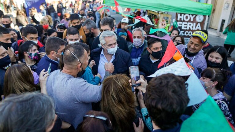 Fernández recorrió la Feria de Dock Sud y participó