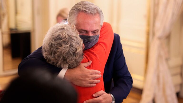 Reconocimiento estatal: El Presidente saludó a las primeras jubiladas