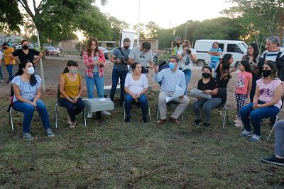 EMOTIVO HOMENAJE: JUNTO A VECINOS, CAPITANICH INAUGURÓ LA PLAZOLETA «FABRICIANO GÓMEZ» DEL BARRIO 20 DE SEPTIEMBRE