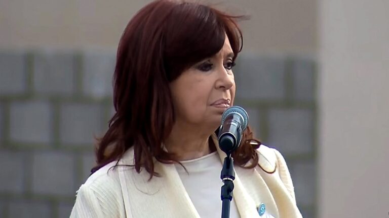 Cristina Kirchner: «No se si reírme por lo de Macri dando clases