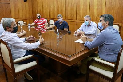 CAPITANICH SE REUNIÓ CON PETROLEROS PARA