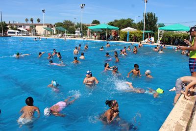 VERANO: EN MARCHA LA ESCUELA DE NATACION