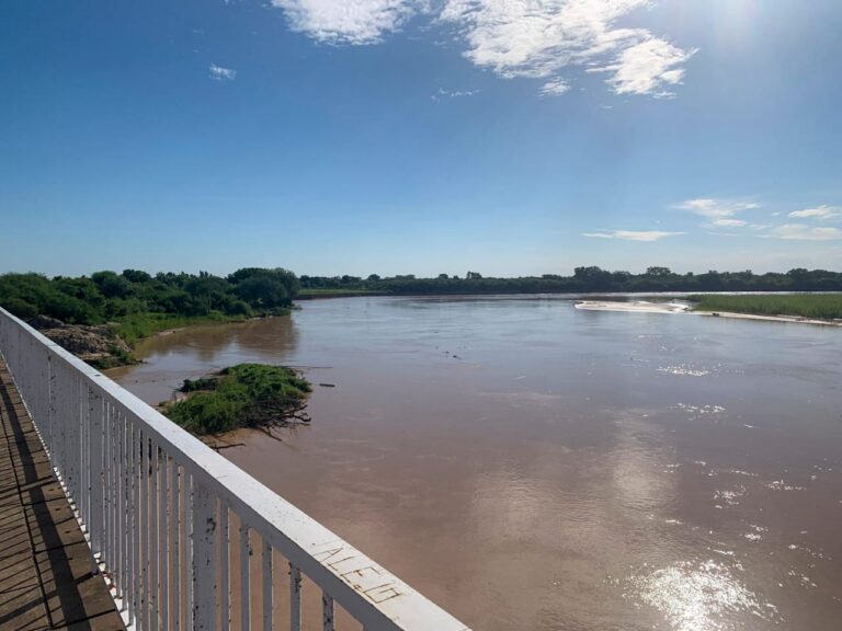 EL RÍO BERMEJO ALCANZÓ SU PICO MÁXIMO Y SU NIVEL