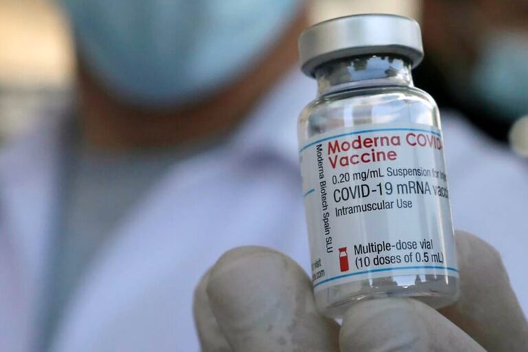 Moderna dijo que el refuerzo de su vacuna protege contra