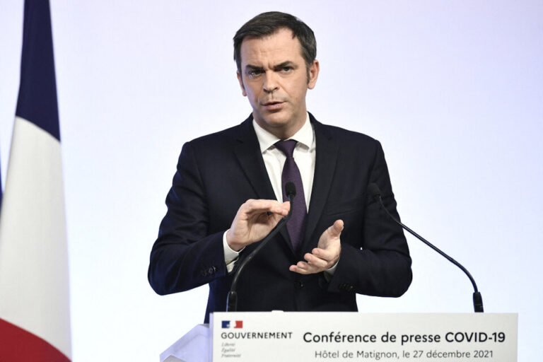 Francia bate records de covid y dispone restricciones