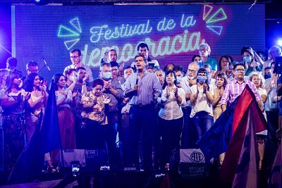 FESTIVAL DE LA DEMOCRACIA: CAPITANICH LLAMÓ