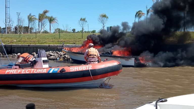 Río Paraná: Prefectura apagó dos incendios en embarcaciones