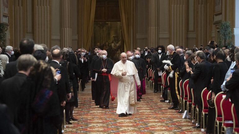 Papa Francisco: las vacunas son «la solución más razonable»