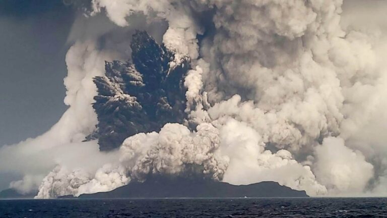 La capital de Tonga sufrió fuertes daños por un tsunami