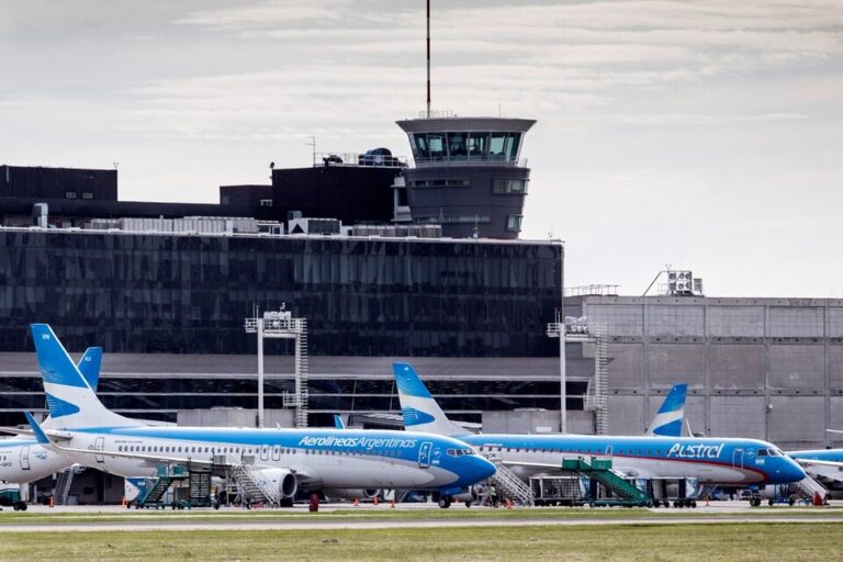 Los controladores levantaron el paro y