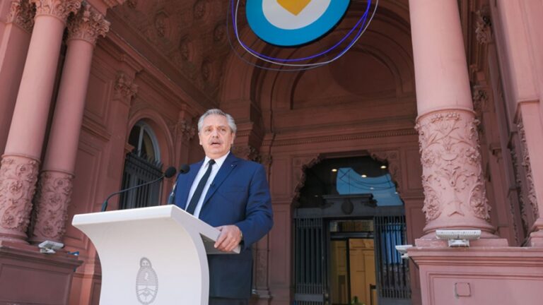 Fernández preside acto en la Rosada