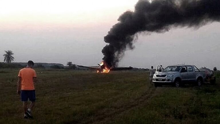 Se prendió fuego un avión hidrante que