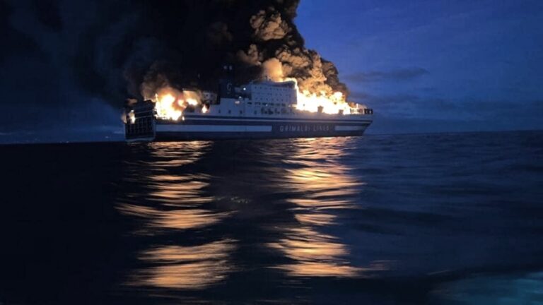 Rescatan a 288 personas de un barco italiano