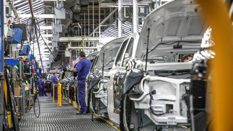 La producción de vehículos creció en febrero