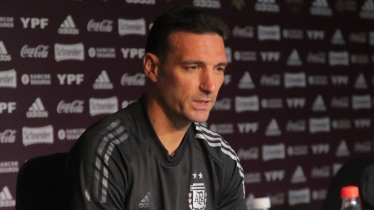 Finalíssima: Scaloni y su staff viajan a España para reunirse