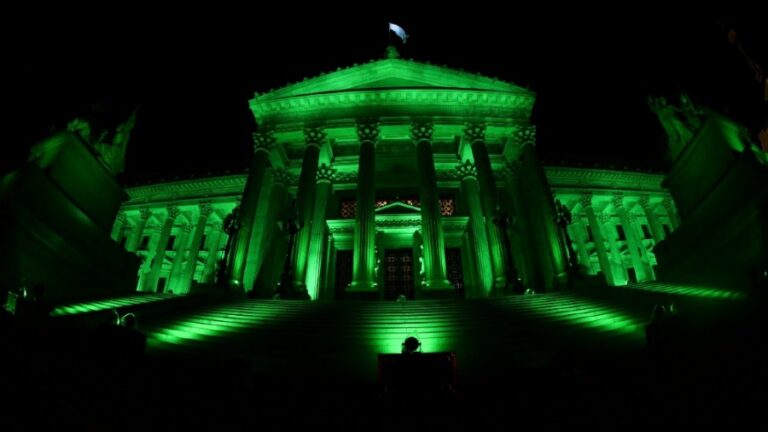 Iluminaron de verde los edificios emblemáticos