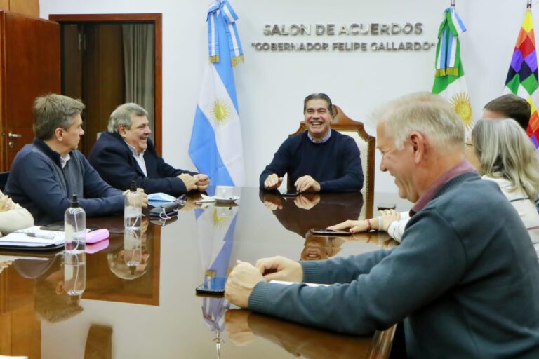 CAPITANICH SE REUNIÓ CON DIPUTADOS E INTENDENTES