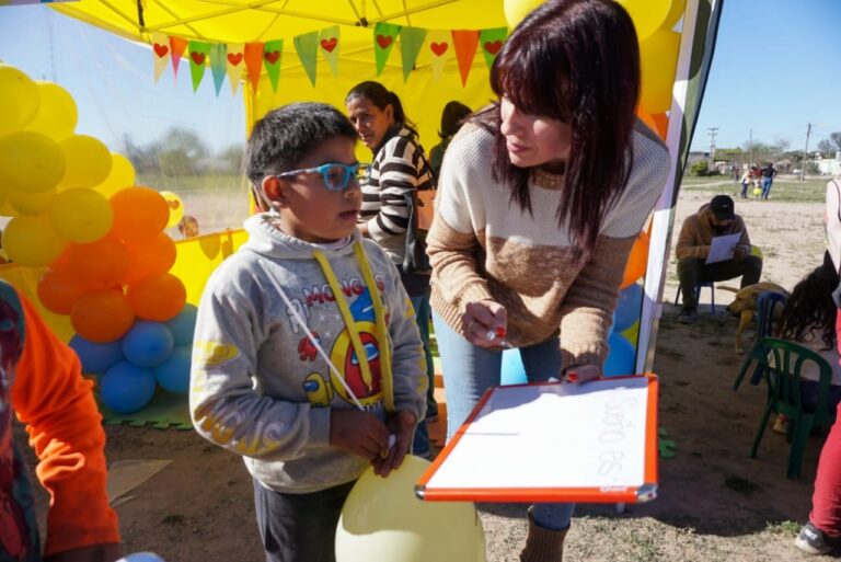 Paola Benítez dialogó con niñas y niños del barrio