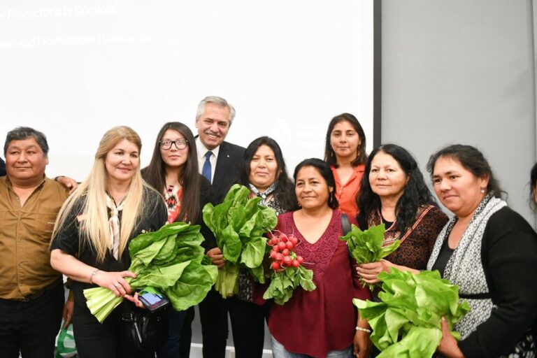 Firma convenios entre cooperativas de la economía popular y Chango Más