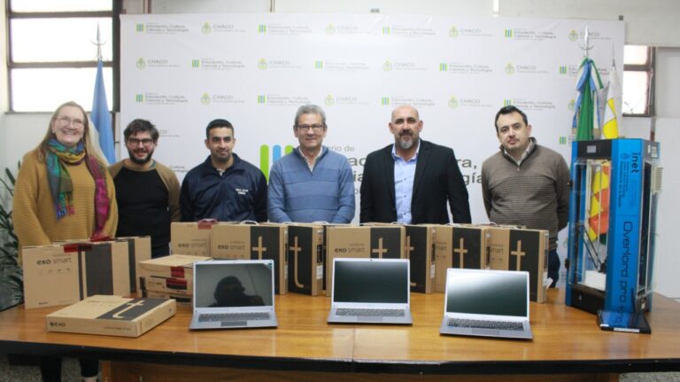 EDUCACIÓN ENTREGÓ IMPRESORA 3D Y NOTEBOOKS