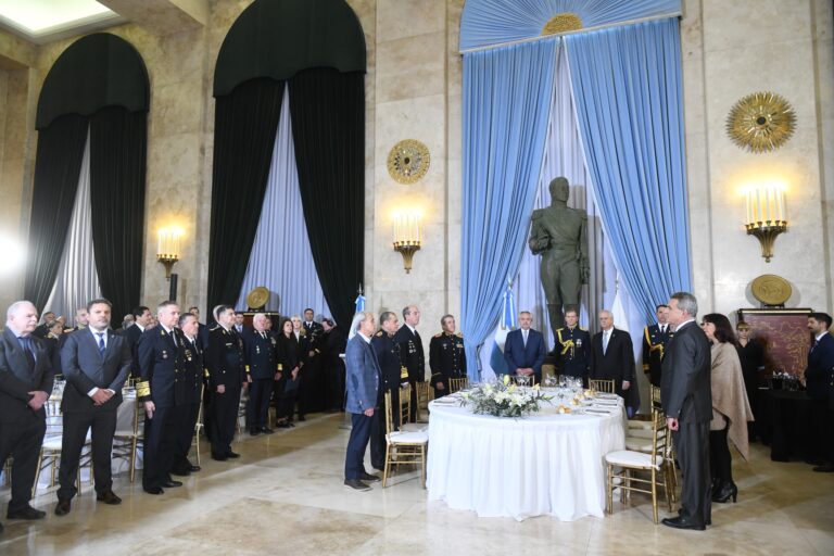 Alberto Fernández oficializó la jerarquización profesional