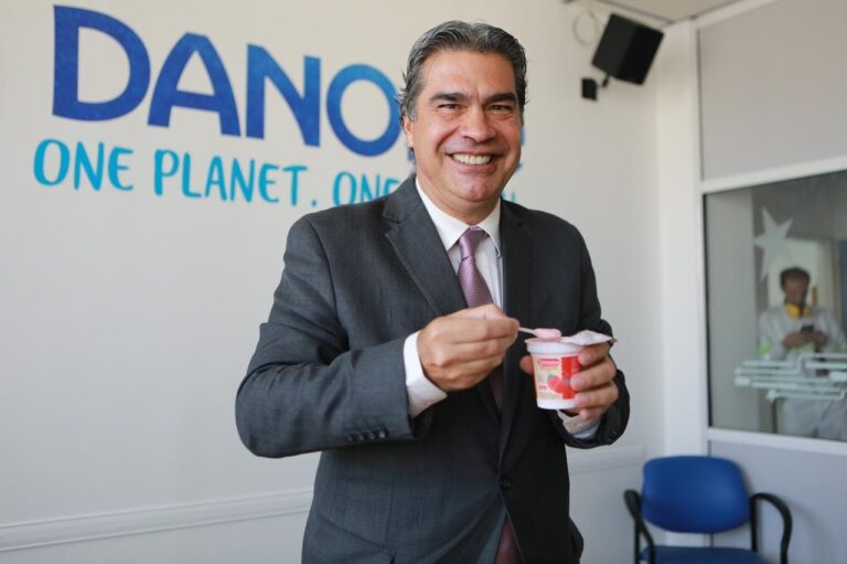 CAPITANICH RECORRIÓ LA FÁBRICA DE DANONE