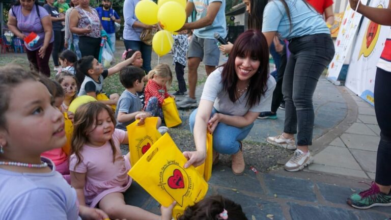 Paola Benítez dialogó con niñas y niños de Resistencia