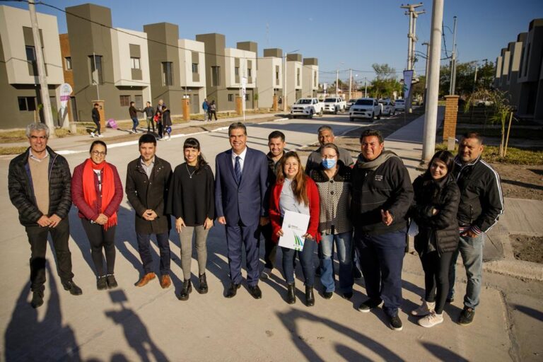 EL GOBIERNO ENTREGÓ 67 VIVIENDAS EN EL BARRIO SUTIV