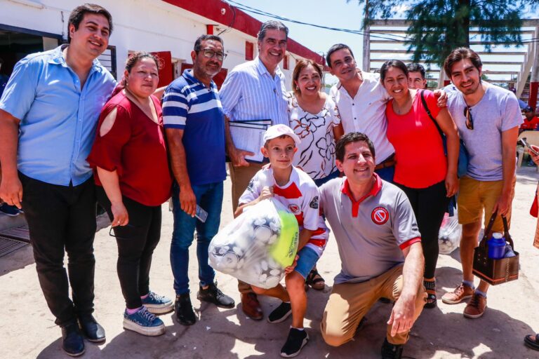 CAPITANICH ENTREGÓ EQUIPAMIENTO DEPORTIVO