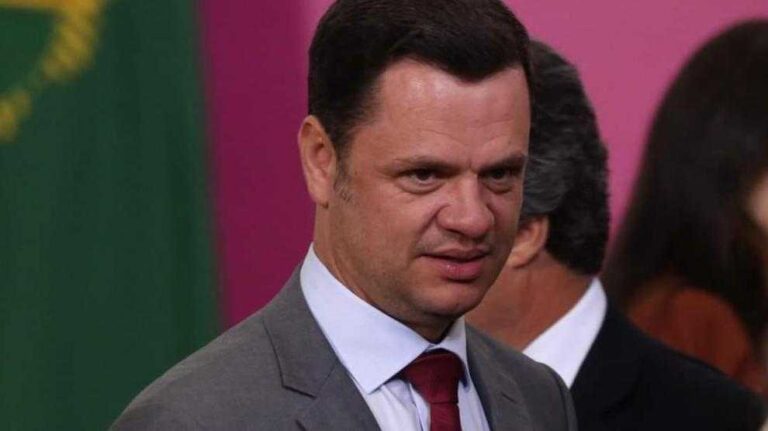 Detienen a un exministro de Bolsonaro investigado
