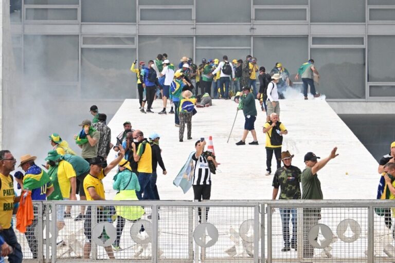 Los militantes del exmandatario de ultraderecha reclaman un golpe de Estado