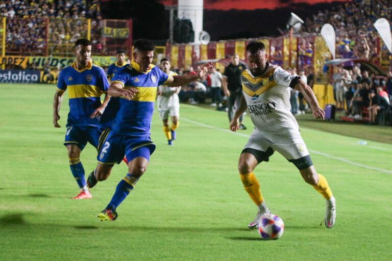 Partido en el estadio de Sarmiento