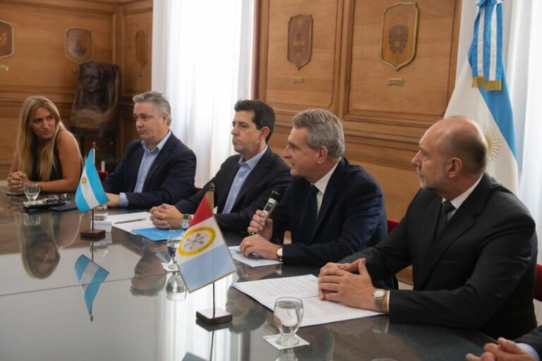 Los ministros Agustín Rossi y Wado De Pedro recibieron al gobernador Omar Perotti