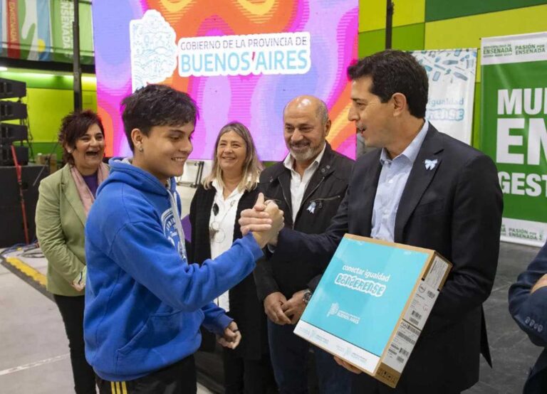 El ministro hizo entrega de 600 netbooks