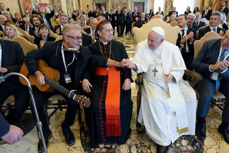 León Gieco llevó su himno al Vaticano