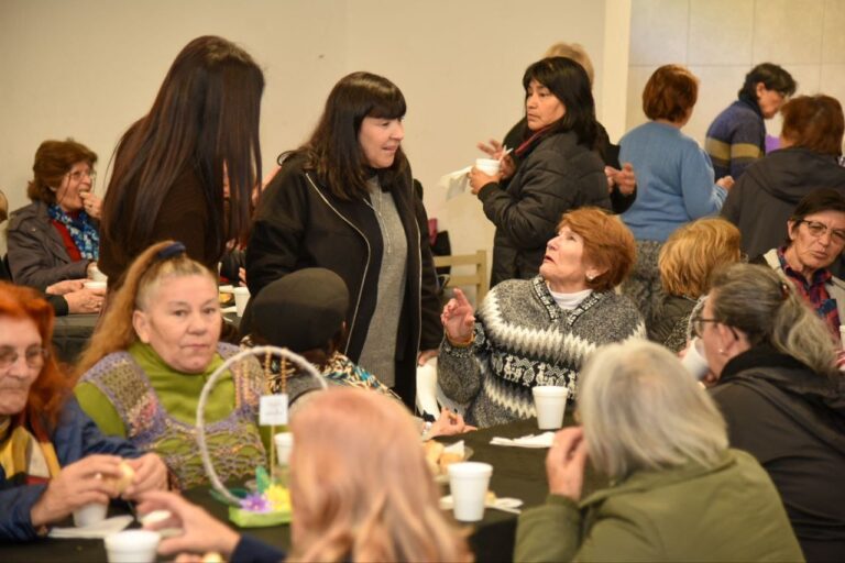 Cuesta: “Queremos una ciudad que cuide y valore a nuestras abuelas y abuelos”