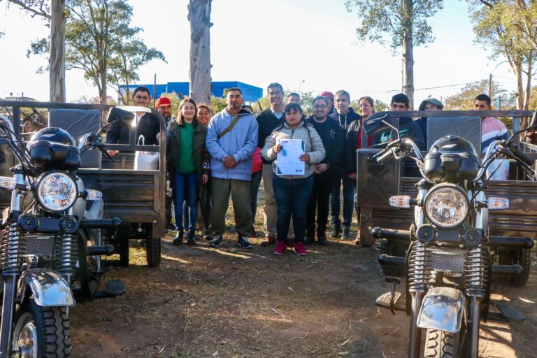 CAPITANICH ENTREGÓ 15 MOTOCARGAS A RECICLADORES URBANOS