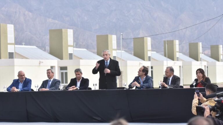 Entrega de viviendas en San Juan