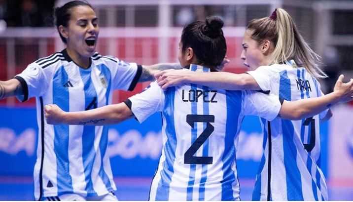 La selección argentina femenina de futsal enfrenta a Uruguay en busca de las semifinales