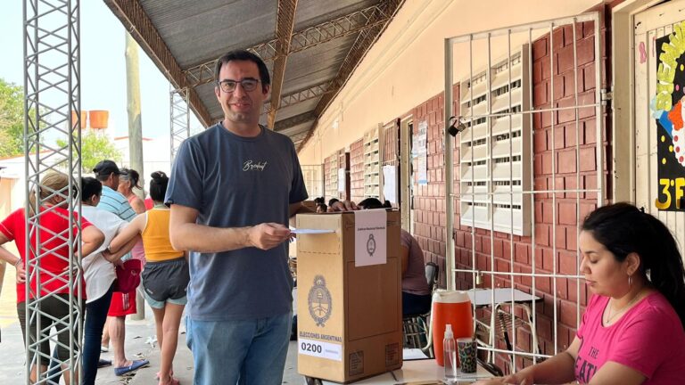 Raúl Bittel emitió su voto