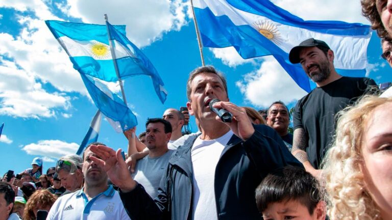 Charló con vecinos en San Fernando