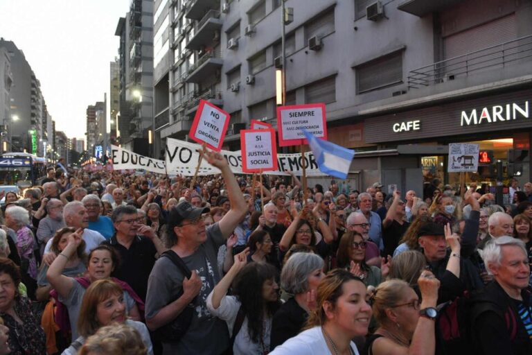 La Caminata por la Democracia desbordó la calle Corrientes
