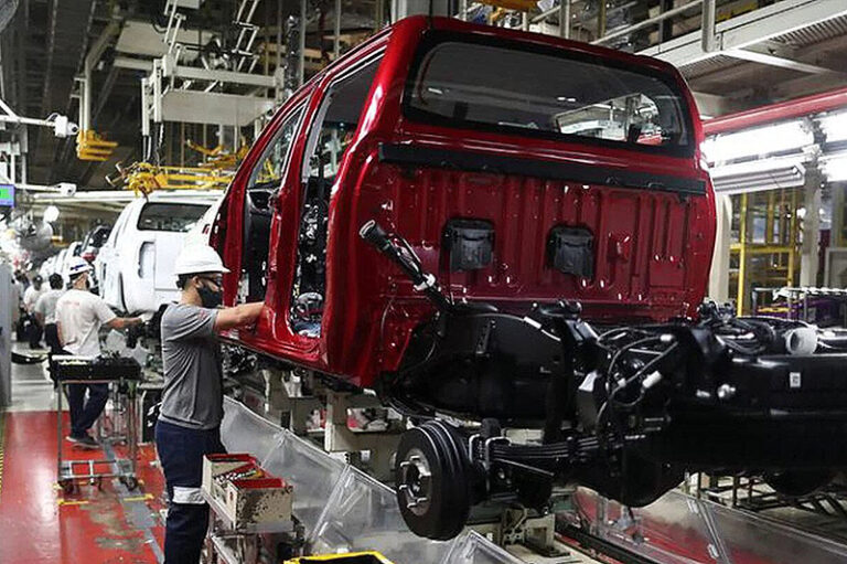Toyota avisa que el lunes paralizará por completo su planta
