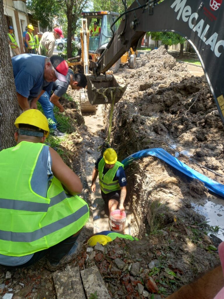 RESISTENCIA: SAMEEP REPARÓ ROTURA DE CAÑERÍA