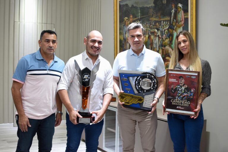 EL GOBERNADOR ZDERO RECIBIÓ AL CAMPEÓN DE MOTOCICLISMO RAMIRO GANDOLA  