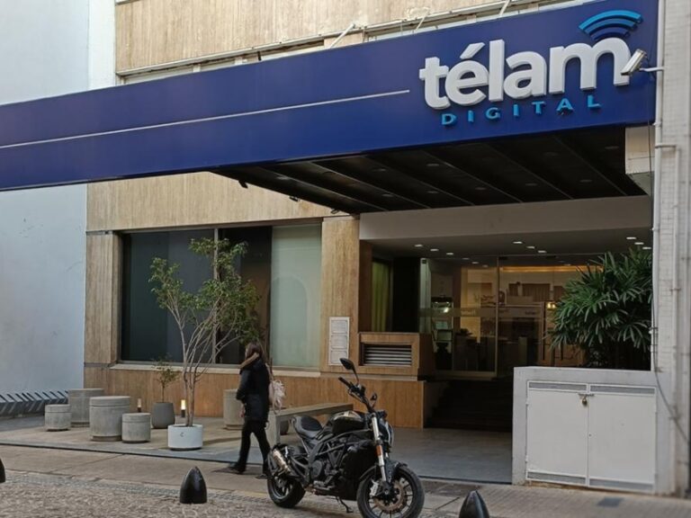 La libertad retrocede: el Gobierno nacional cerró la agencia de noticias Télam