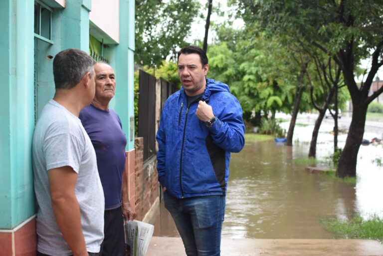 EN TERRENO: FUNCIONARIOS JUNTO A VECINOS AFECTADOS POR EL TEMPORAL