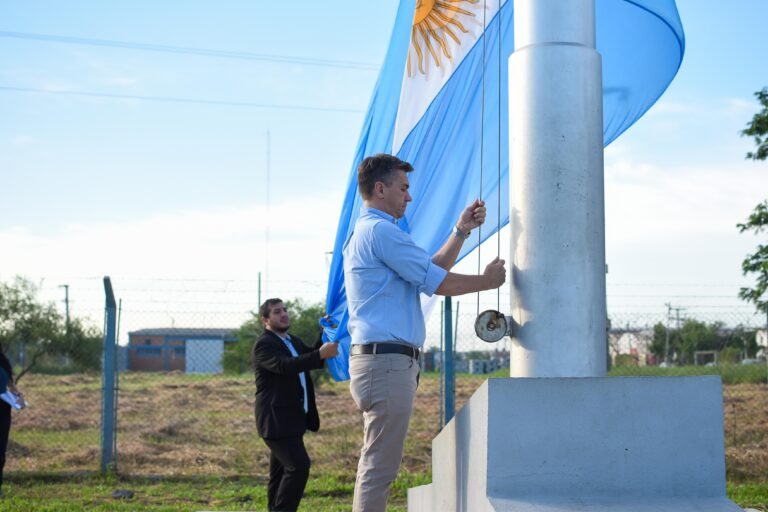 EL GOBERNADOR ACOMPAÑÓ EL IZAMIENTO